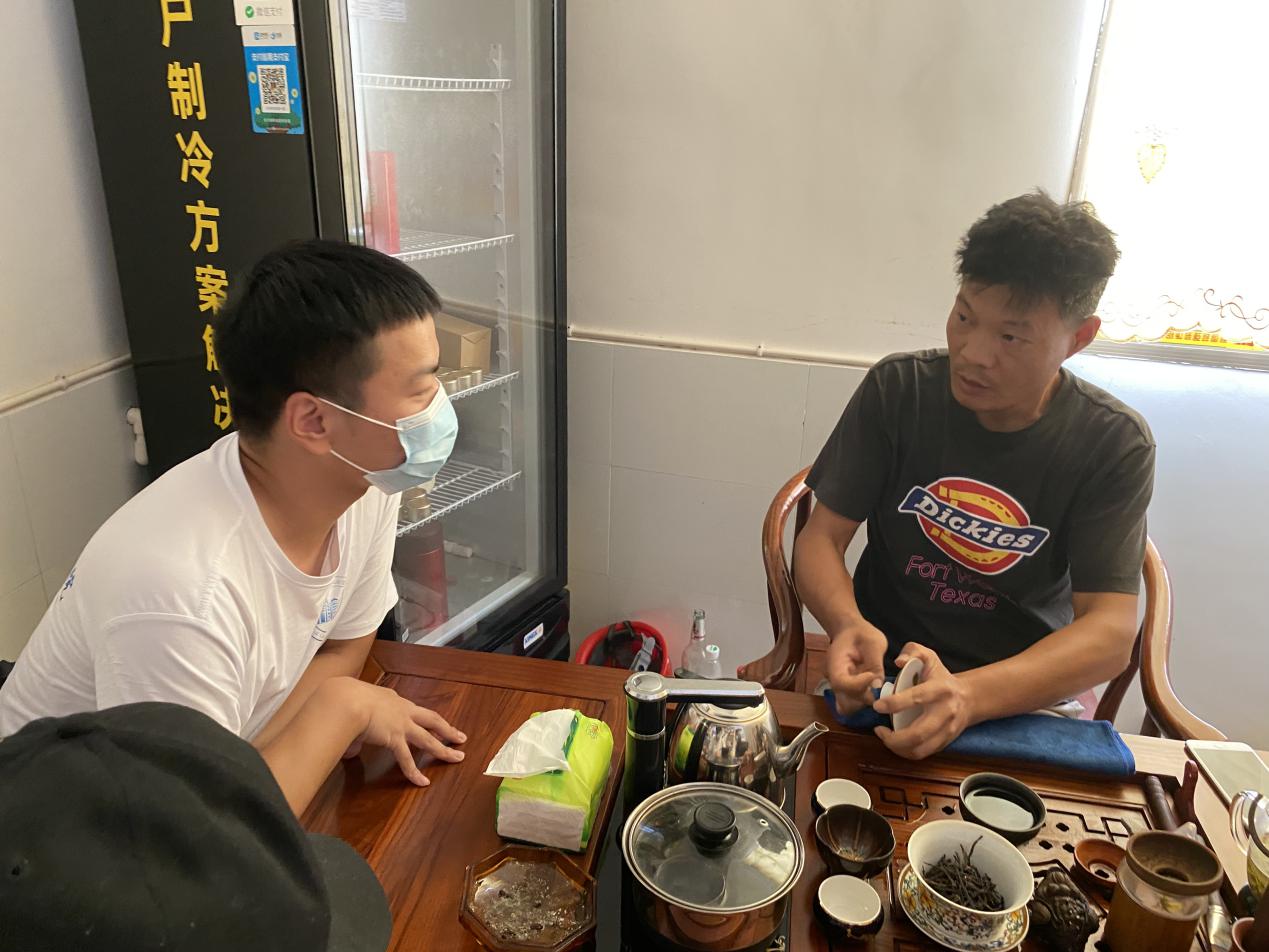 图为调研组成员与湘之源农业专业合作社刘先生交流