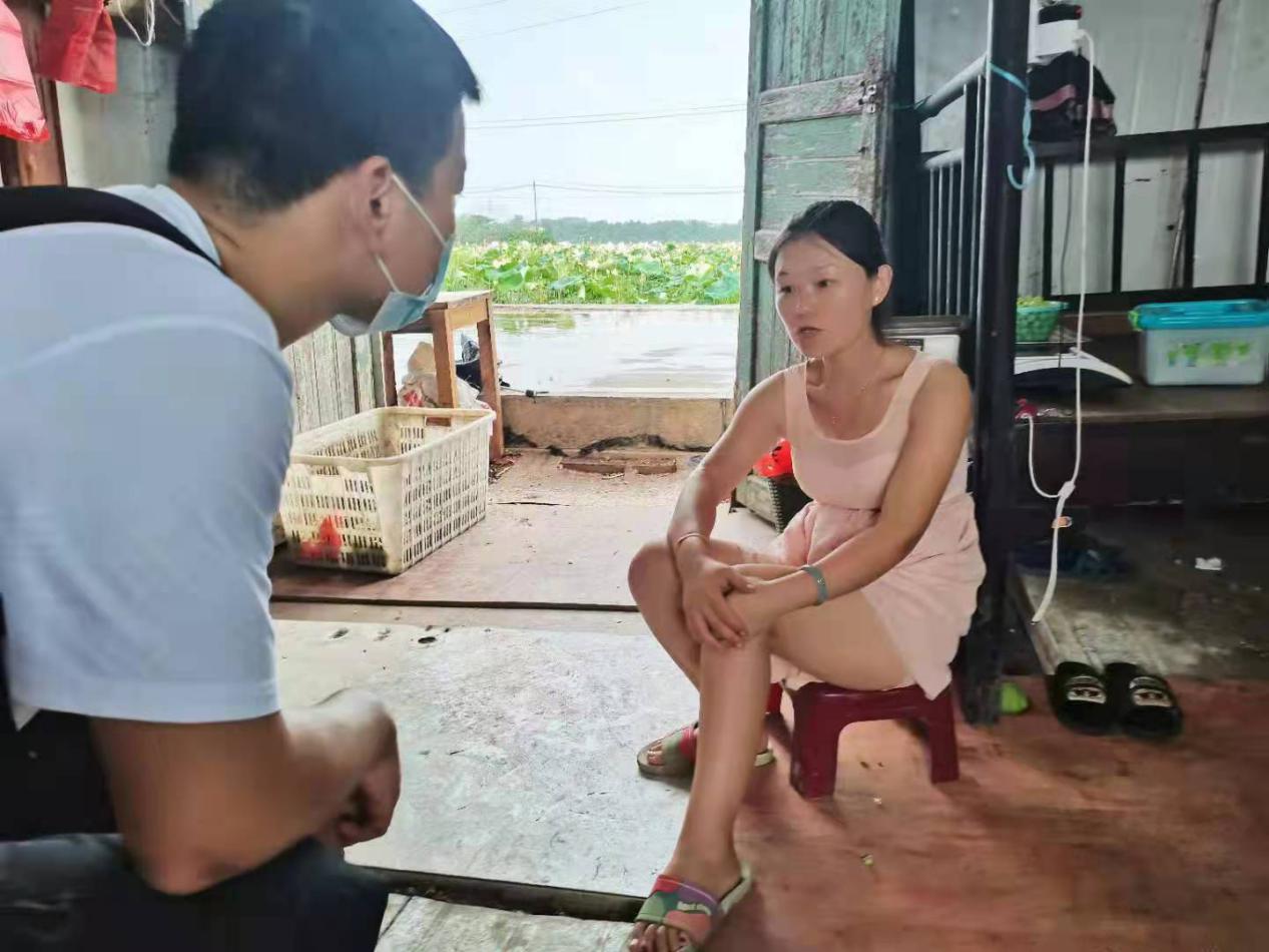 调研组成员与莲蓬种植户交谈
