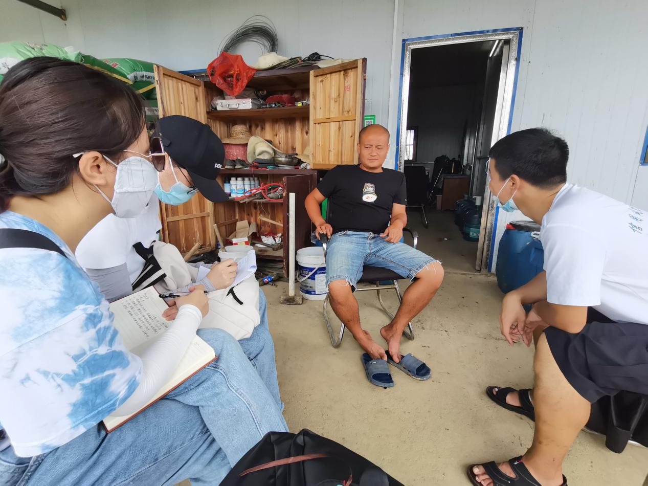 与红星村尚兴生态农业发展有限公司的法定代表人黄先生交谈